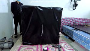 可爱的女孩在 Vacbed 和 Vaccube