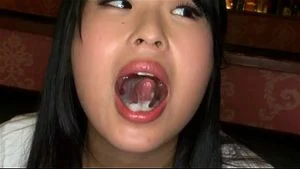 日本美女 Koyuno 吞下很多东西
