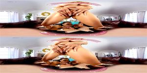 VR 狂欢者 Alexis Fawx 引诱她的朋友来一场热辣的四人 VR 色情