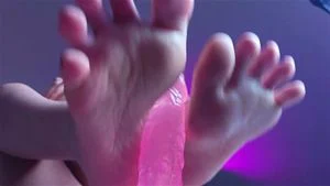 欣赏美丽的脚用假阳具脚交