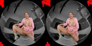 刚满18岁的Ellie Nova像怪奇物语中的Eleven一样，探索着激情带来的快感