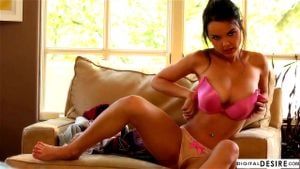 Dillion Harper 个人表演 - 性感金发美女展现自我，享受独处时光。她以热情洋溢的姿态探索身体，带来一场充满诱惑的视觉盛宴。适合喜欢独奏场景的观众，体验她独特的魅力和自信表现。