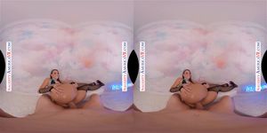 Naughty America - 黑发色情明星 Gia Derza 伸展她的屁股，这样你就可以深深地操她的睾丸！！！