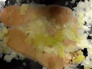 黑人赤脚玻璃下水果粉碎