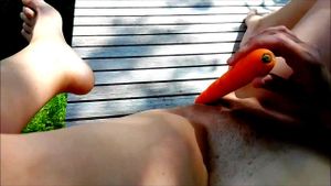 Dutch girl enjoys her garden ft. Unknown: Squirt Masturbation, Masterbate & Food Porn - 经典欧美