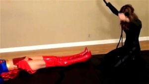 兰迪·摩尔扮演的超女被猫女击败
