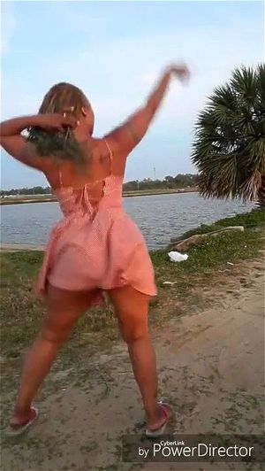 Big Ass Ebony Babe Twerking Outdoor: Striptease, Ass Shaking & Twerking Fat Ass Porn - 经典欧美