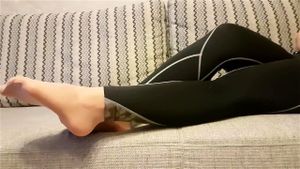 健身后的尼龙袜汗湿运动鞋