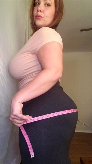毛茸茸的丰满美女测量并展示私处毛发