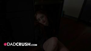 戴着牙套的金杰继女被变态继父射中 - DadCrush