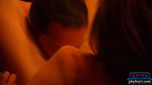 思想开放的已婚夫妇尝试与其他夫妇一起荡秋千