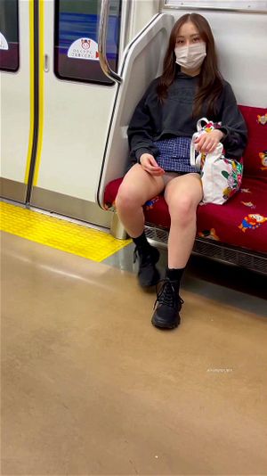 火车上的亚洲女性
