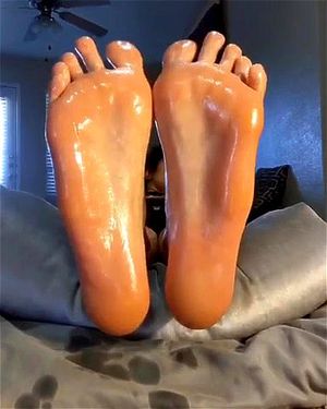 油亮拉丁美足底诱惑