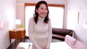 对阴茎的热爱让她在插入时仿佛变了一个人。已婚女性 长嶋沙央梨34岁 AV首次亮相