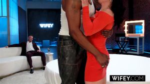 Wifey 性感人妻 Vanessa Arizona 在丈夫注视下享受极致黑人猛男体验