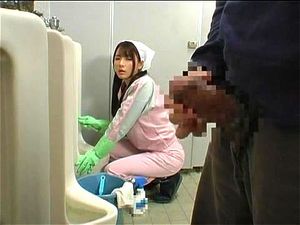厕所清洁工与发生的事