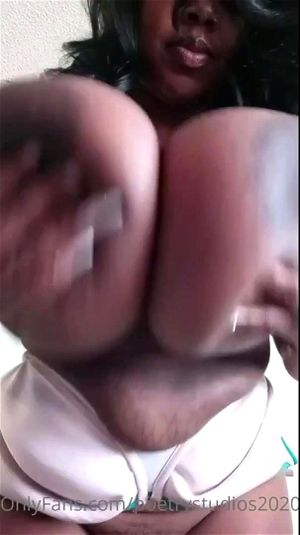 丰满巨乳黑人美女