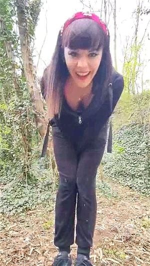漂亮脸蛋熟女户外脱衣与挑逗