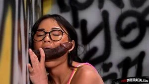 Lulu Chu sees a bbc peeping through a gloryhole and sucks it ft. Sir Goldey: Porn - 经典欧美