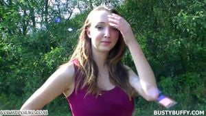 Lucie Wilde 的户外激情时刻，体验大胆的公共场合爱爱冒险。