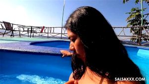 Latina squirts while fucked by SalsaXXX: Blowjob, Cowgirl & Big Tits Porn - 经典欧美