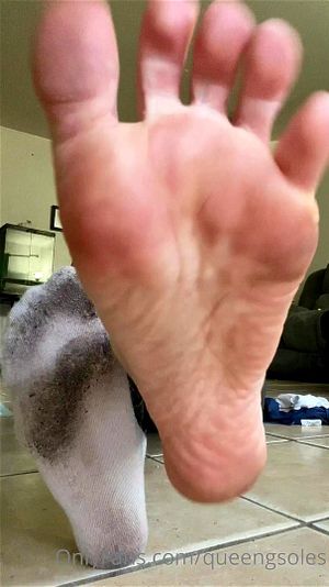 米兰达·科斯格罗夫长相的模特，拥有迷人的美足