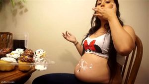 丰满女性美食享受