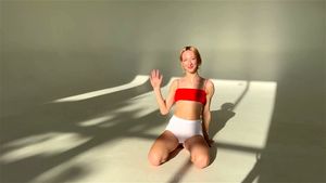 女巨人骨感女神伸展大长腿