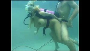 Holly Halston 水下潜水做爱