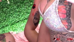 达西·戴蒙德 (Darcy Diamond) 和肯尼迪·罗斯 (Kennedy Rose) 纹身并被 Evilyn Ink 性交
