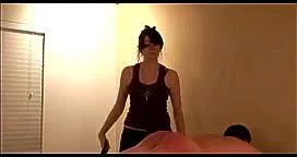 女孩用皮带打男孩屁股