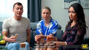 当她带男友回家时，我变得如此湿润和饥渴