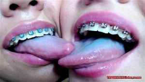 年轻女同性恋者激烈舌吻