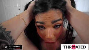 Throated - 娇小的拉丁宝贝深喉并让大鸡巴变得湿滑