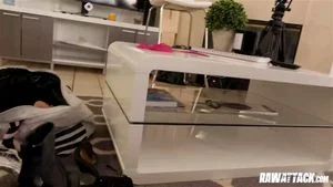 性感黑发娜塔莉·布鲁克斯在摩擦阴蒂后用力操