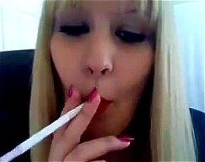 性感金发女郎展现吸烟癖好