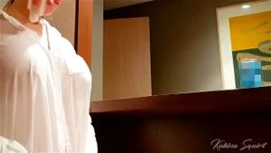 在公共场合，一位充满魅力的女性大胆展现自我，享受被注视的快感。她毫不掩饰自己的欲望，渴望成为众人焦点，释放内心的狂野。这场激情四溢的表演，充满了诱惑与挑逗，让观众沉浸在感官的盛宴中。探索更多成人内容，满足你的好奇心。