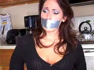 Daphne 赤足被困椅中