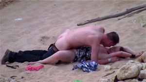 绿帽情结：女友与情人在海滩上的激情拍摄