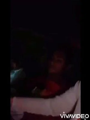 亚洲女孩在公共汽车上为业余男人自慰