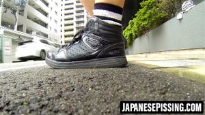 羞涩女孩急需解决生理需求，朋友在户外记录下这一私密时刻。