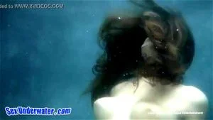 莫莉·简的水下激情体验。探索水下性爱的独特魅力，感受不一样的感官刺激。沉浸在充满诱惑的水中世界，体验极致愉悦。