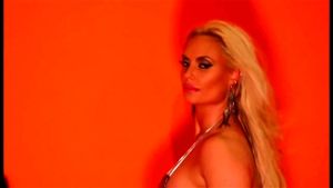 Nicole Coco Austin - MidGard呈现的精彩表演。