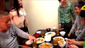 Everybody wants a piece of mommy: Blowjob, Doggy & Cowgirl Porn - 经典欧美