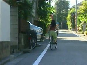 日本家庭主妇骑她的自行车