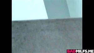 妈妈 Silvia 和女儿 Izzy 热 3p 做爱