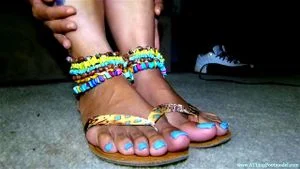 Pretty Ebony feet in sandals.: Toes, Foot Tease & Foot Festish Porn - 经典欧美
