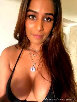 Brunette babe solo tease: Tits, Desi & Nudity Porn - 经典欧美