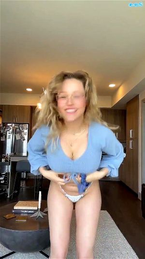 大胸金发女郎舞蹈