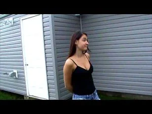 在《打赌输了的双胞胎》第一部分中，两位成年女性姐妹因一场赌局而陷入一场充满诱惑的挑战。她们决定遵守规则，探索彼此之间的亲密关系，展现出性感与顺从的一面。这个视频充满了成人的激情与互动，适合喜欢双胞胎主题和角色扮演的观众。准备好沉浸在这个充满欲望的故事中吧！<<<1>>>